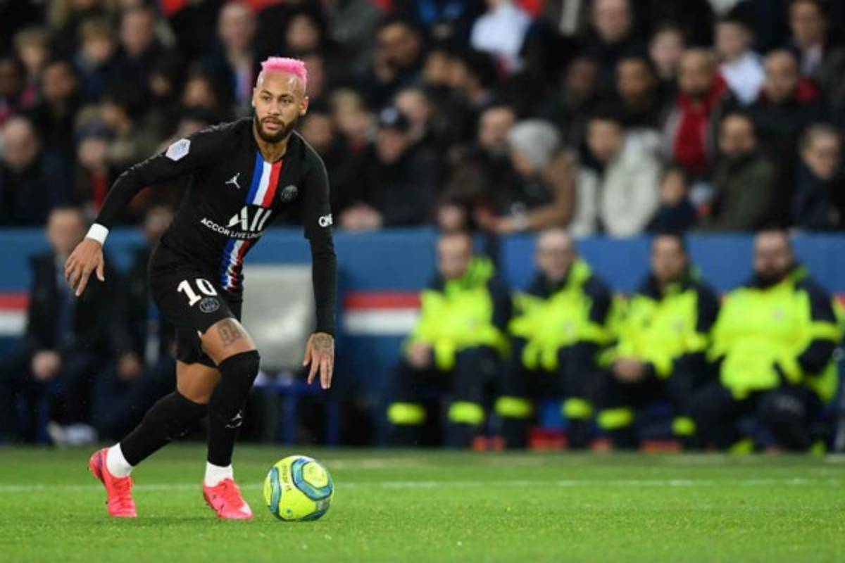 Neymar estrena extravagante 'look' y le rinde homenaje a Kobe Bryant en partido del PSG