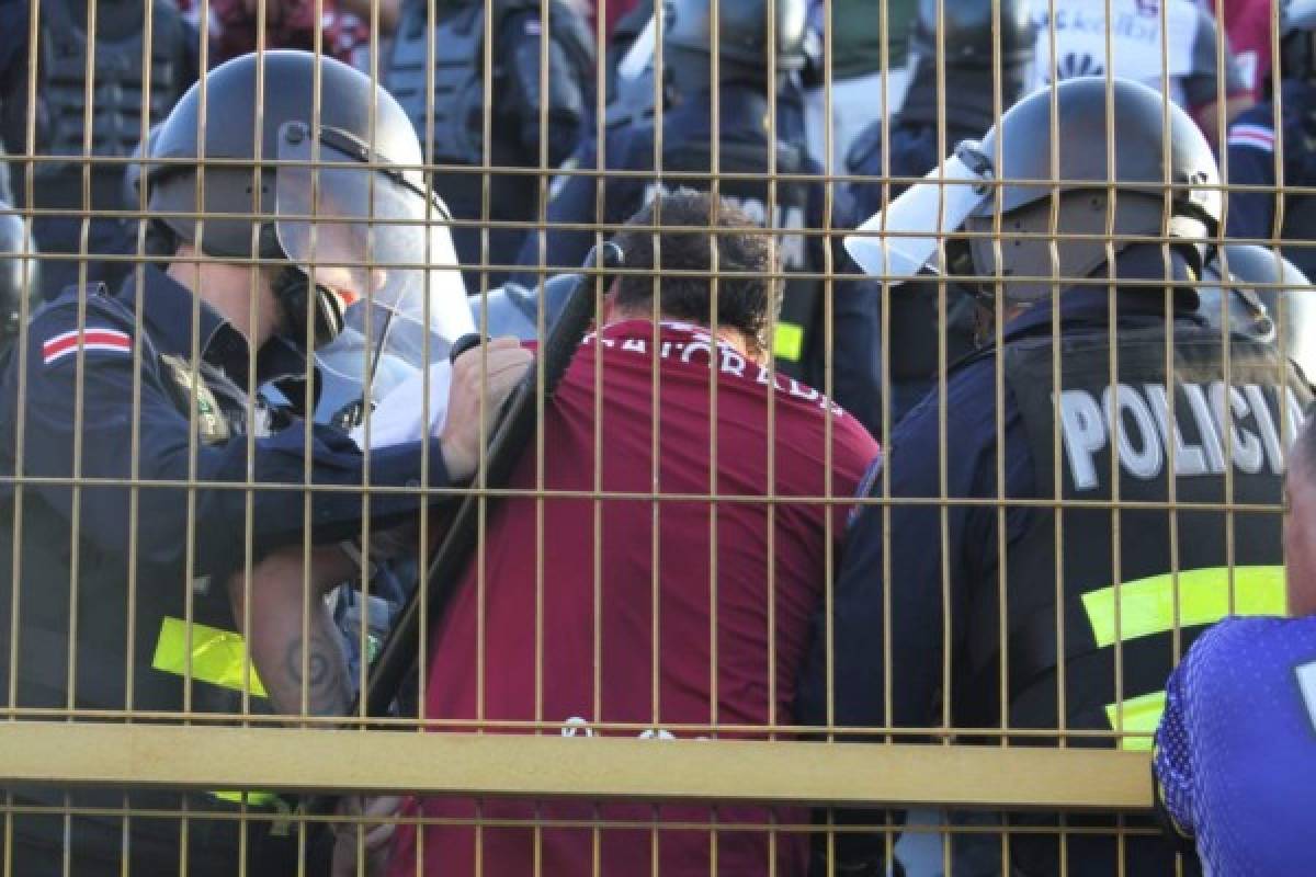 Clásico entre Saprissa y Alajuelense se detuvo por pelea entre aficionados y policías