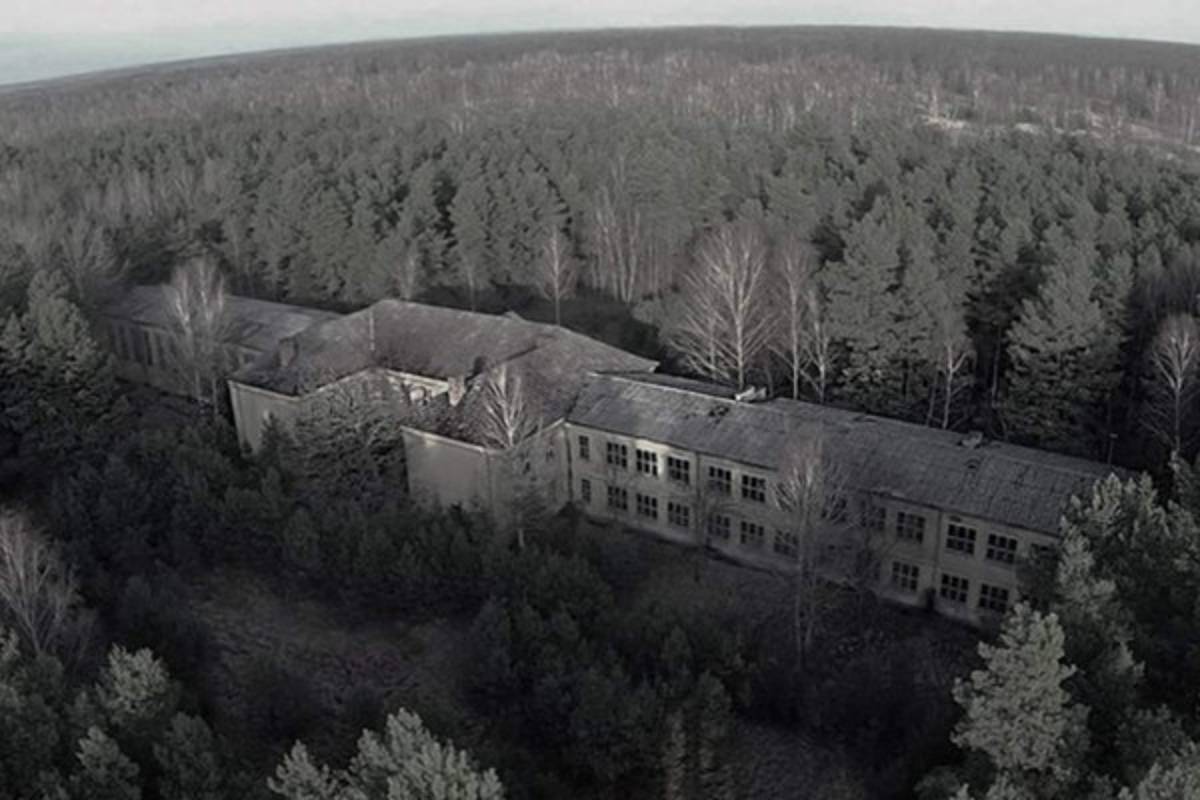 VIDEO: Elevan un dron y descubren una base militar abandonada