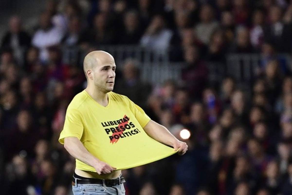 NO SE VIO EN TV: La pelea de Messi, el aficionado infiltrado y el raro gesto de Piqué