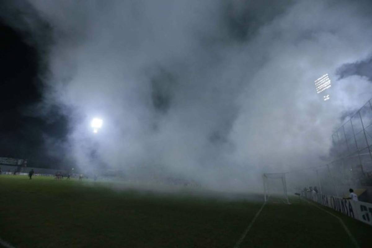 Por bengalas se suspendió unos minutos el clásico entre Marathón y Olimpia