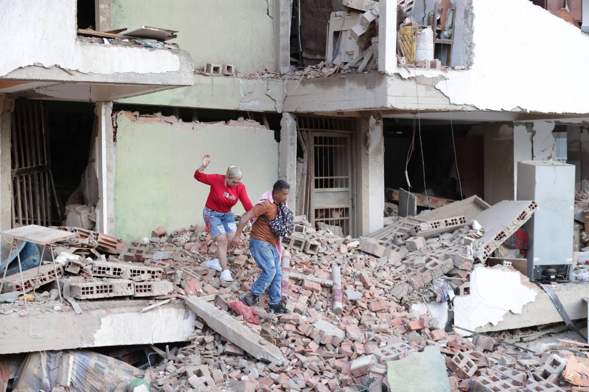 Edificios caídos y gente en la calle: así es la destrucción luego del terremoto en Venezuela