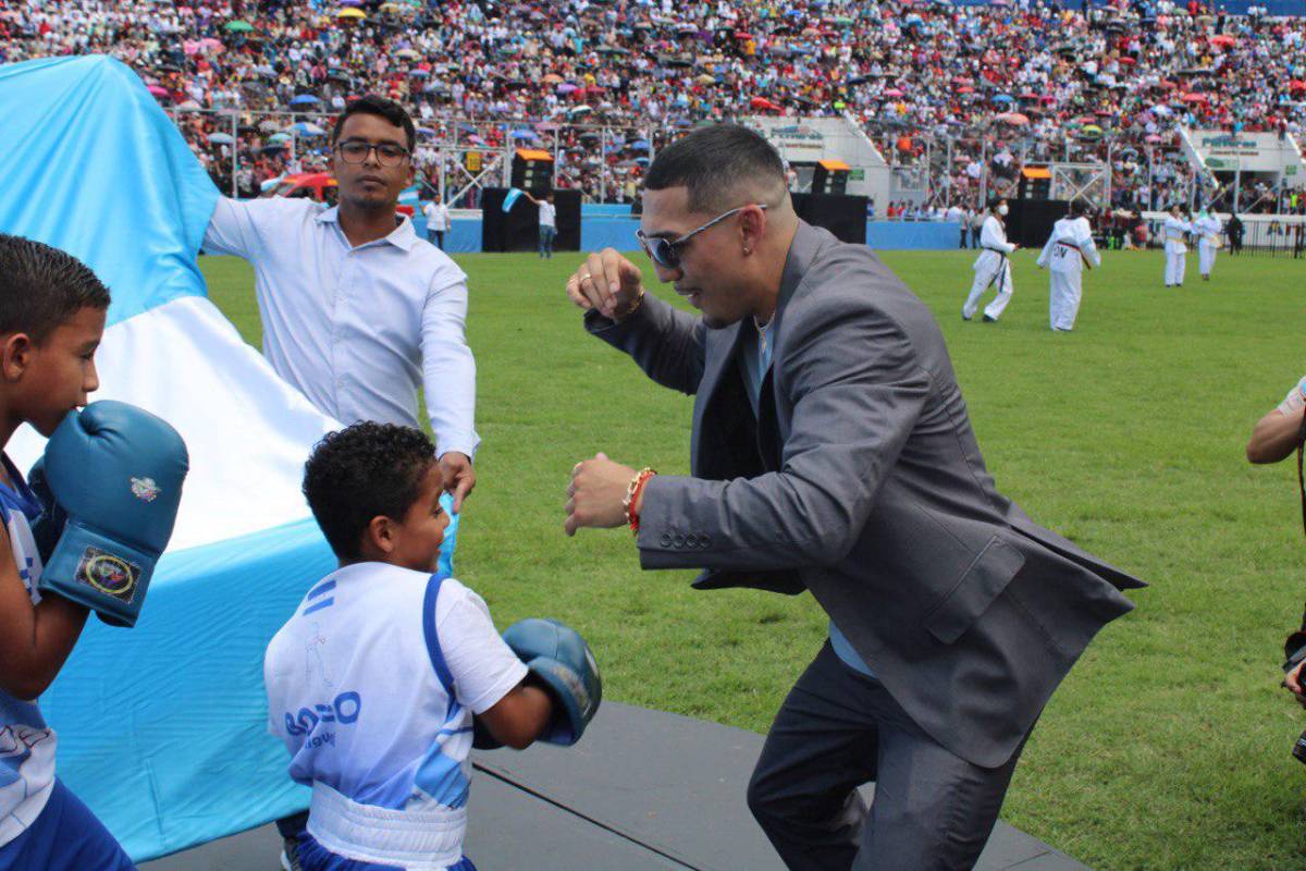 ¡Un show “peleando” con niños! Así fue captado el boxeador Teófimo López en su presencia en los desfiles de Honduras