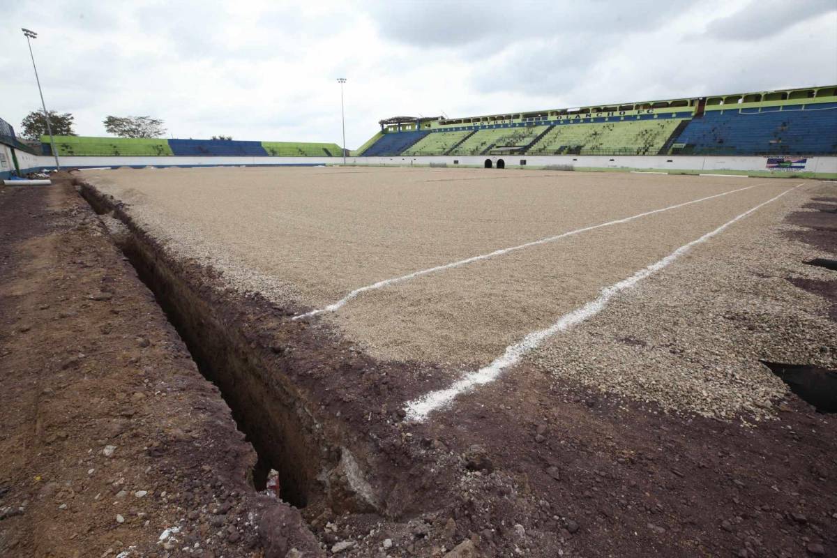 Así luce el estadio Juan Ramón Brevé Vargas, que recibe los trabajos de remodelación para cambio de césped ¿Cuándo finaliza la obra?