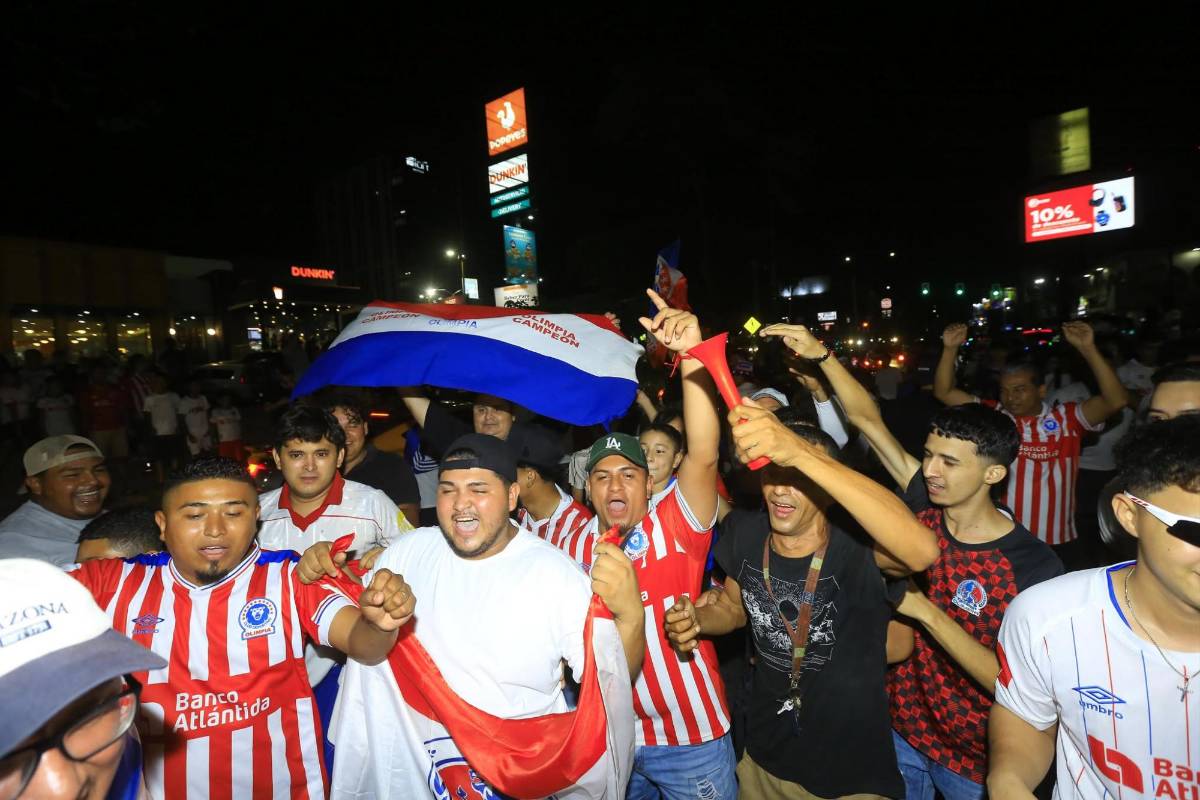 ¡Fiesta por la 39! Aficionados del Olimpia celebran por toda Honduras el título del torneo Clausura