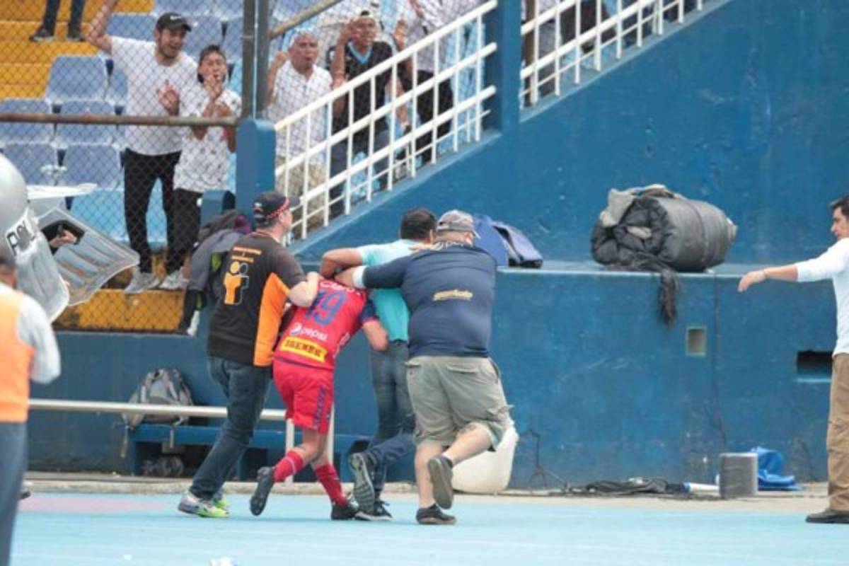 ¡Penoso! Aficionados del Comunicaciones hacen zafarrancho tras caer ante Municipal