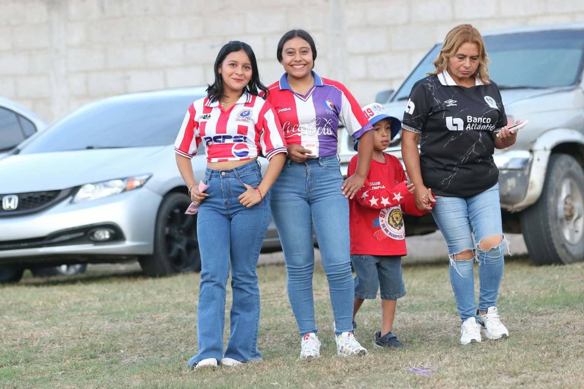 Aficionadas del Olimpia enamoran, aparece la famosa gorra del Platense y el selfie