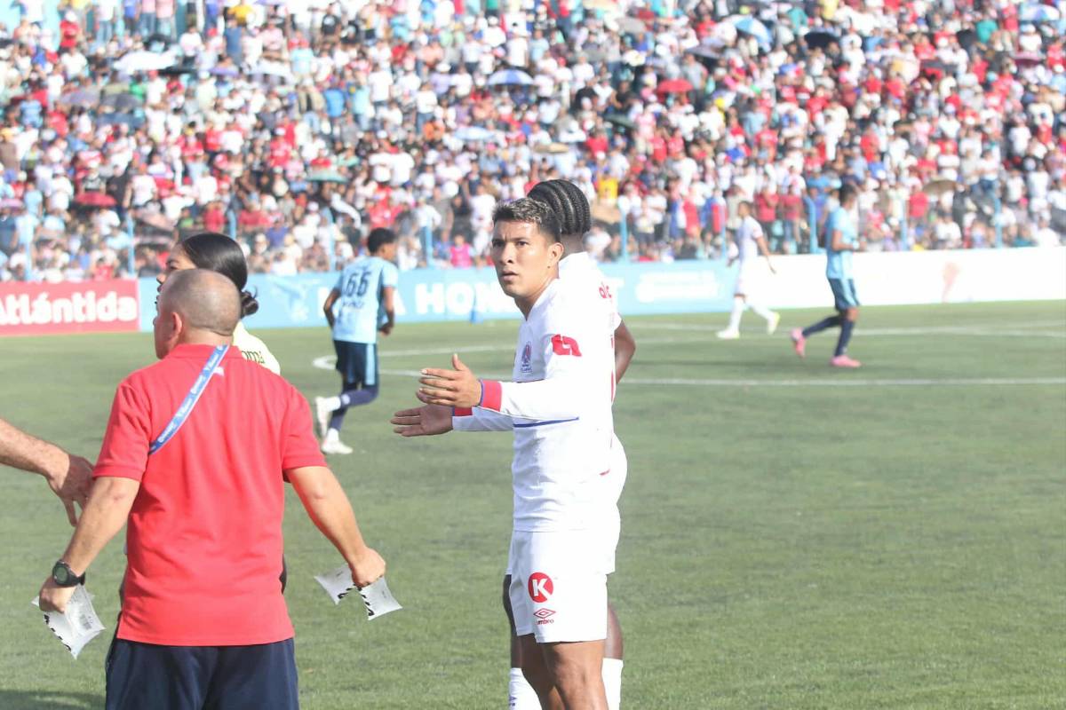 Olimpia se fue humillado, furia de Espinel, ex del León le gritó el gol a la banca y directivo bajó a hablar con los jugadores tras goleada ante Génesis PN