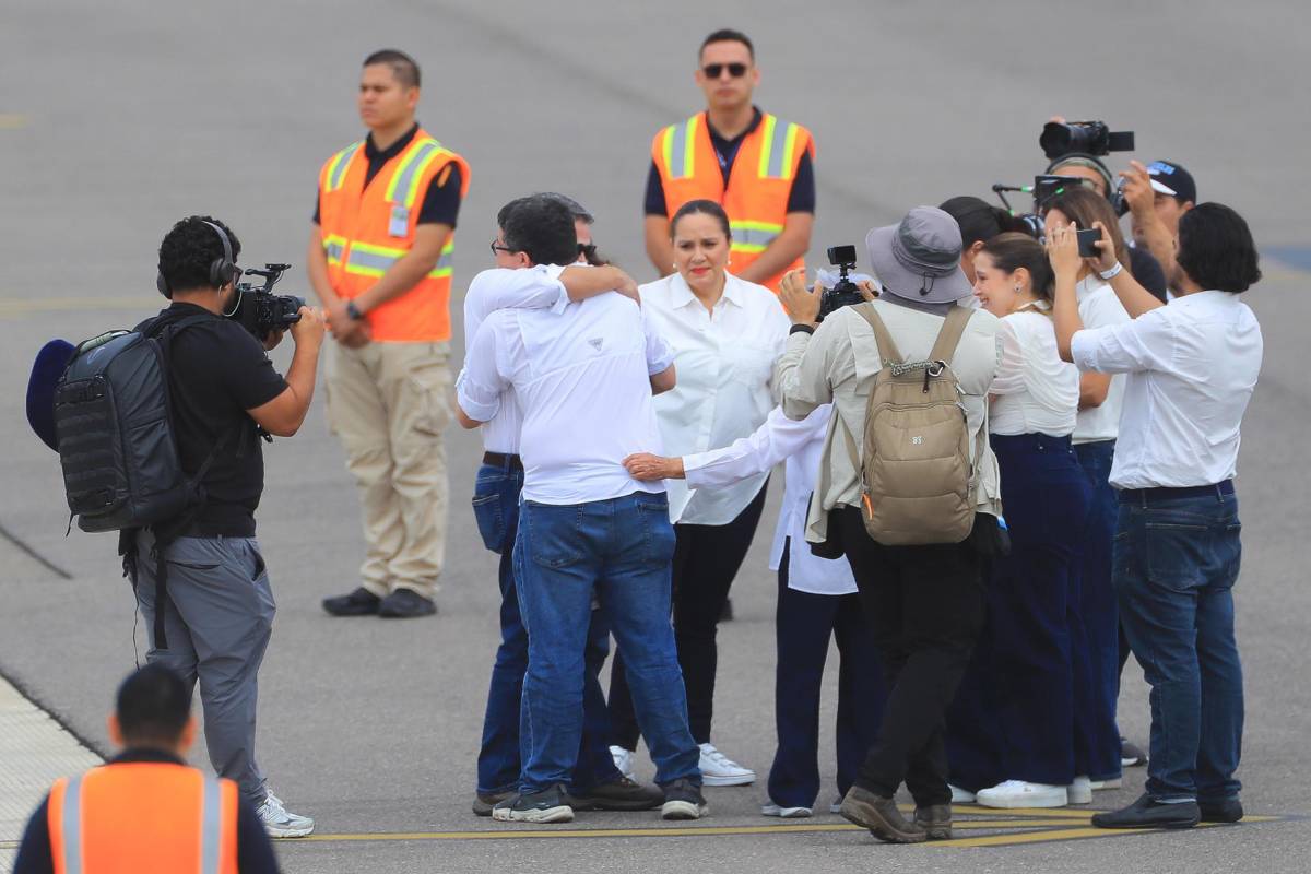 Locura por la vuelta de JOH a Honduras: el beso con su mujer y el caso que enfrentará