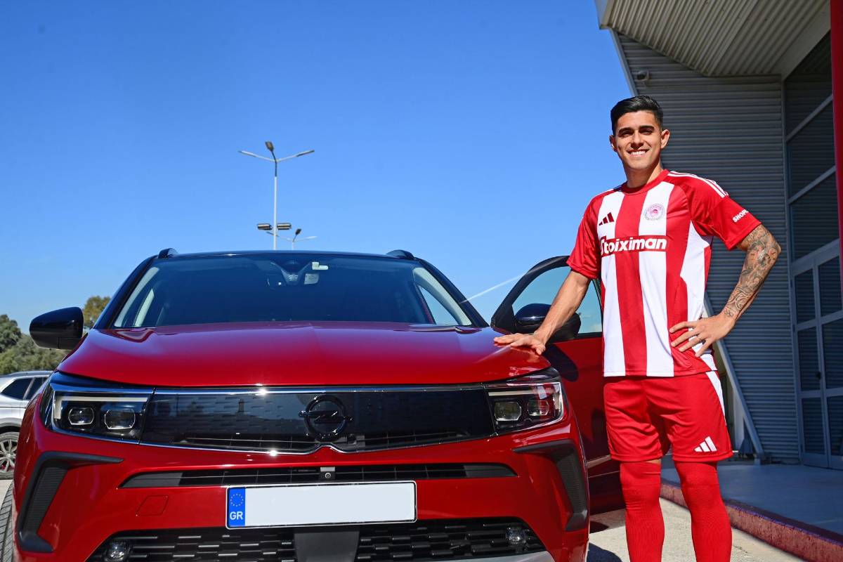 Con un carro de lujo y tirando magia: así fue presentado Luis Palma por Olympiacos en su regreso a Grecia