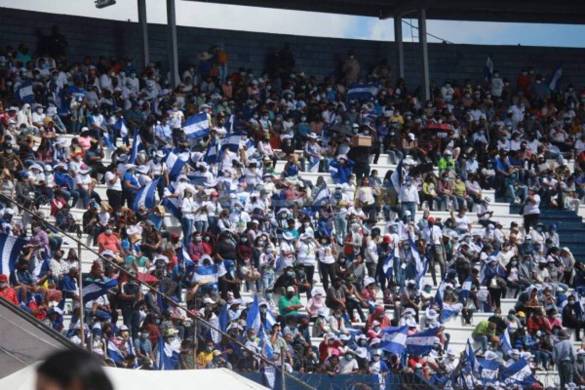 Fotos del día: Derroche de belleza con palillonas, la guacamaya gigante y todo el ambiente en el estadio Nacional