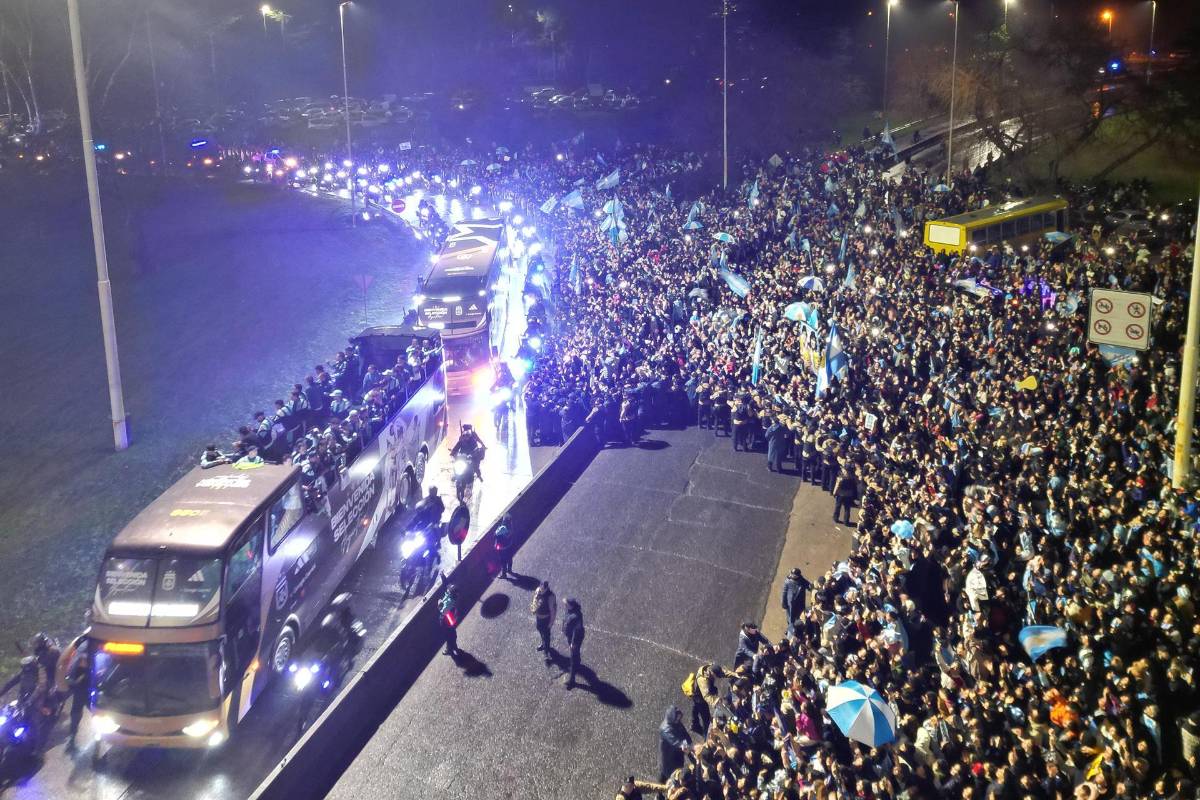 ¿Y Messi? Con la Policía, gran show y la alfombra roja en el regreso de Argentina