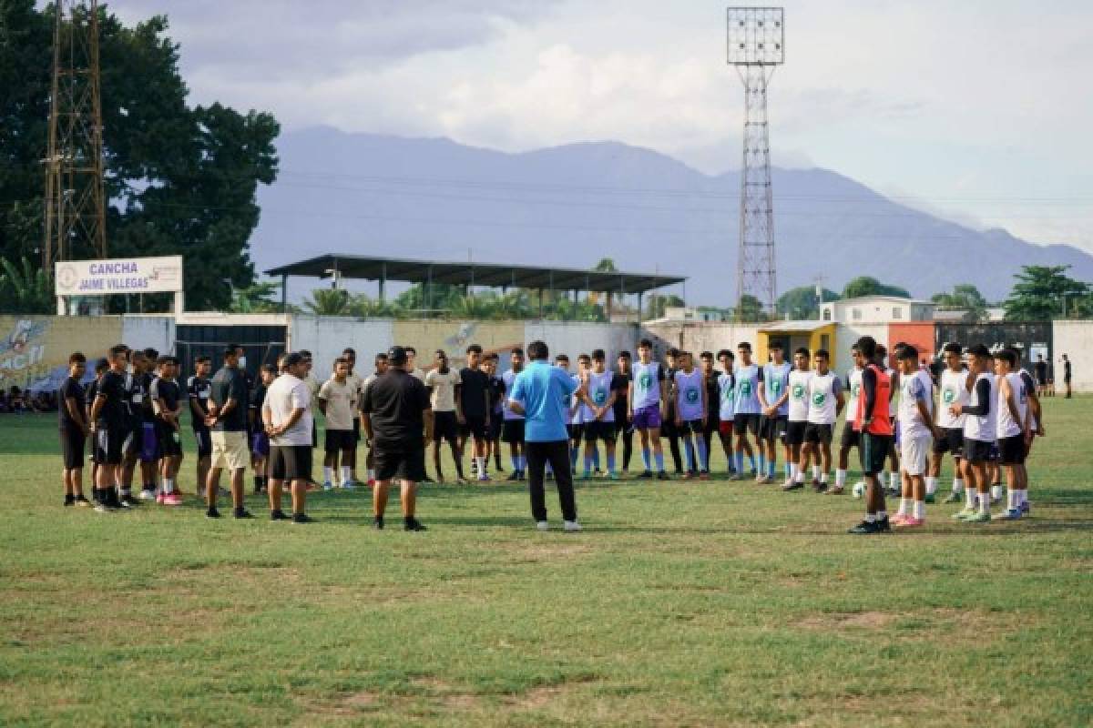 Extraña las canchas: así fue captado el entrenador Héctor Vargas en su visita a prestigiosa academia sampedrana