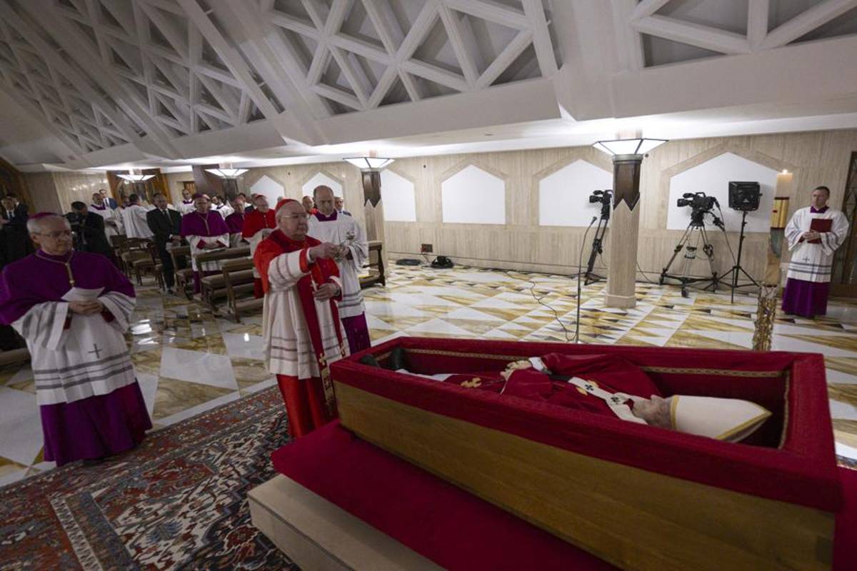 El Vaticano publicó las imágenes del papa Francisco en un ataúd de madera y confirma la fecha de su funeral