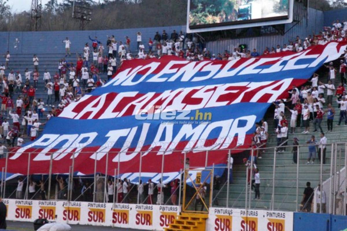 NO VISTE EN TV: Lluvia de huevos, pancartas en el Nacional y chicas lindas