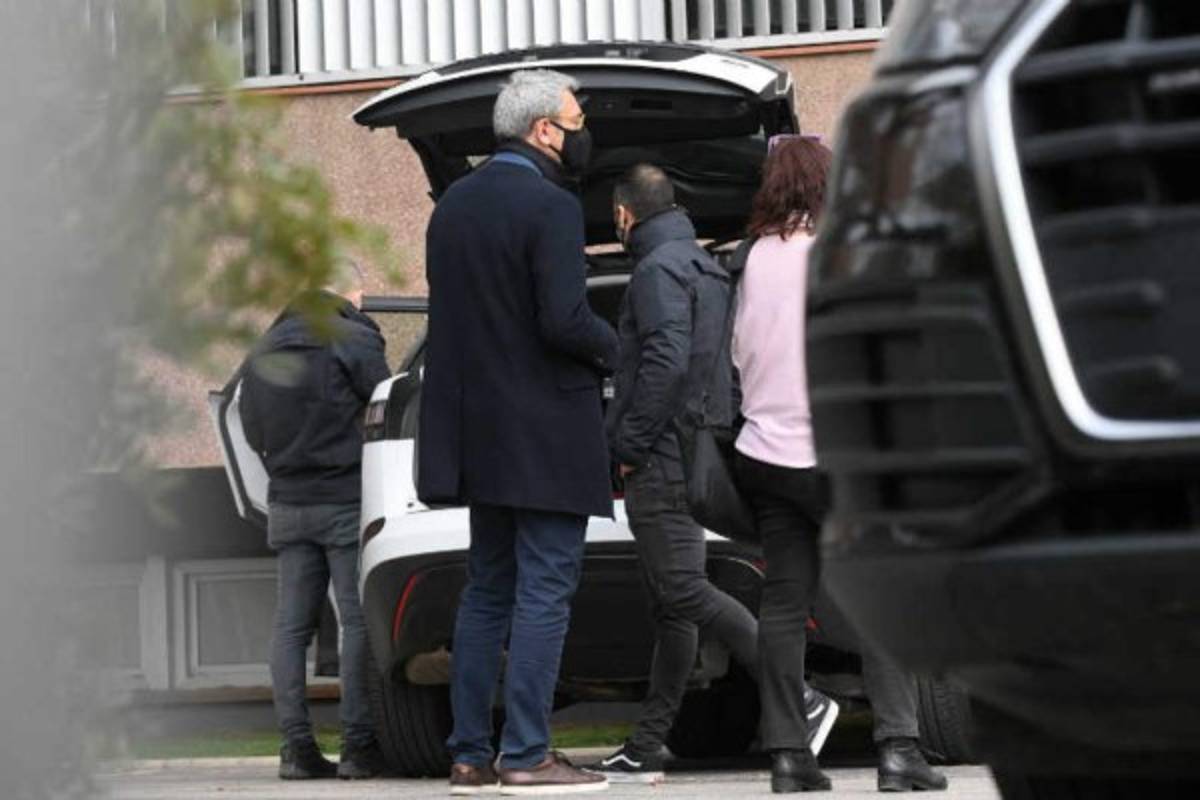 ¿Qué buscan? Así entraron los Mossos d' Esquadra al Camp Nou: Hasta un perro es parte de la investigación