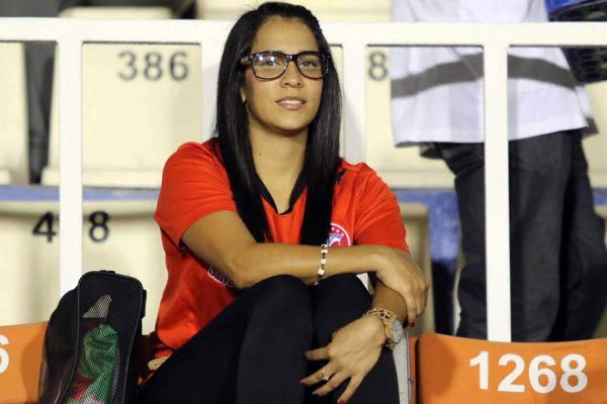 Las bellas novias y esposas de los jugadores de las selecciones de Honduras y México