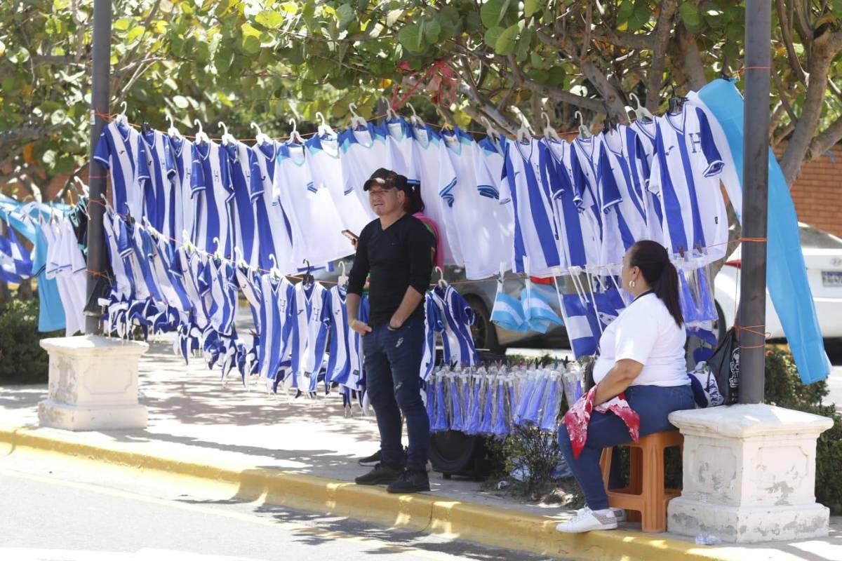Honduras vs El Salvador: Elsa Oseguera ya llegó a poner orden, La More con seguridad privada y el ambiente afuera del Morazán