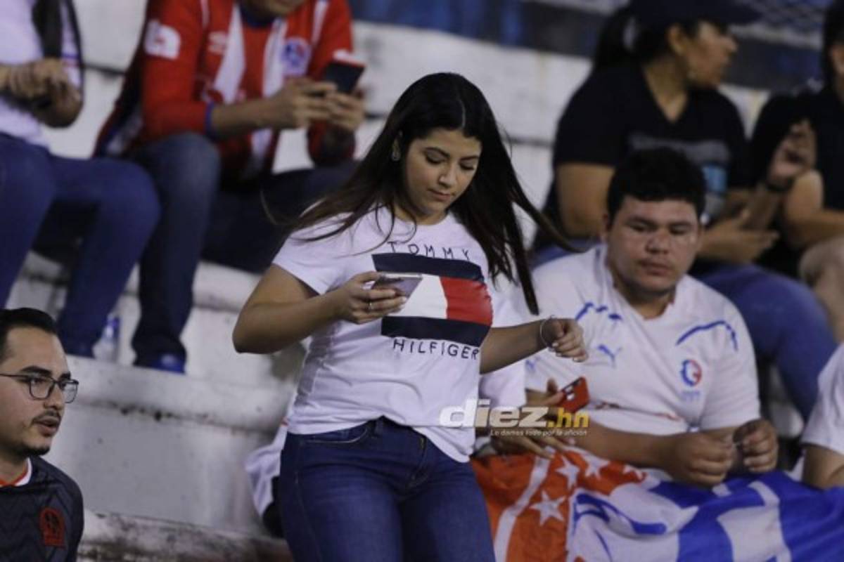 Las chicas, el gato negro y el ambientazo para alentar al Olimpia ante Seattle Sounders