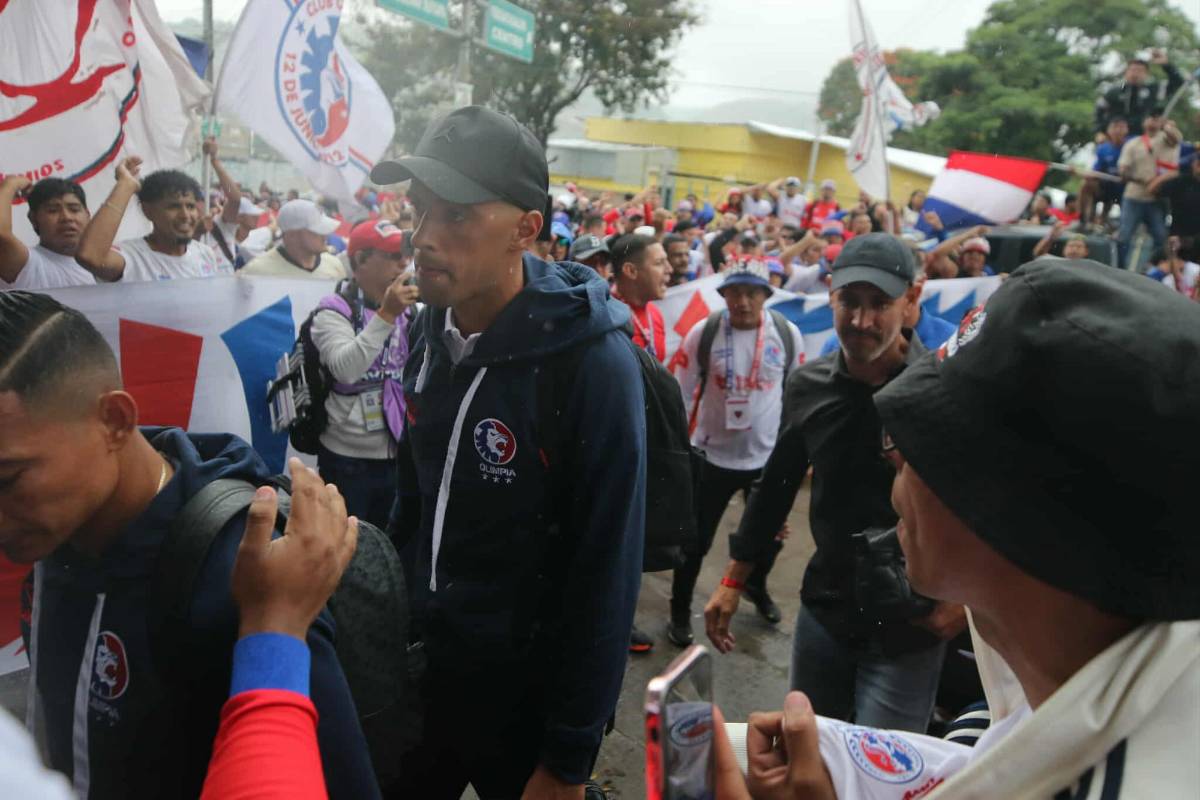 Imágenes: Así le reclamó la Ultra Fiel al Olimpia, los encerraron ¿Cuál fue la reacción de Eduardo Espinel?
