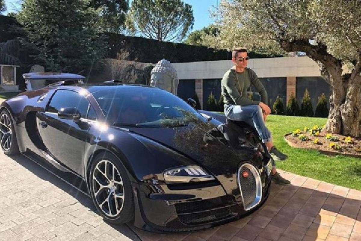 CR7 sueña con ellos: Cristiano Ronaldo escoge la mejor alineación de los espectaculares autos Bugatti