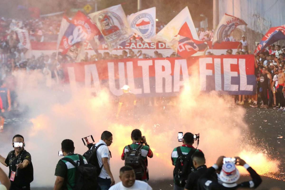El recibimiento de la Ultra Fiel y lo inesperado entre las barras de Olimpia y Saprissa