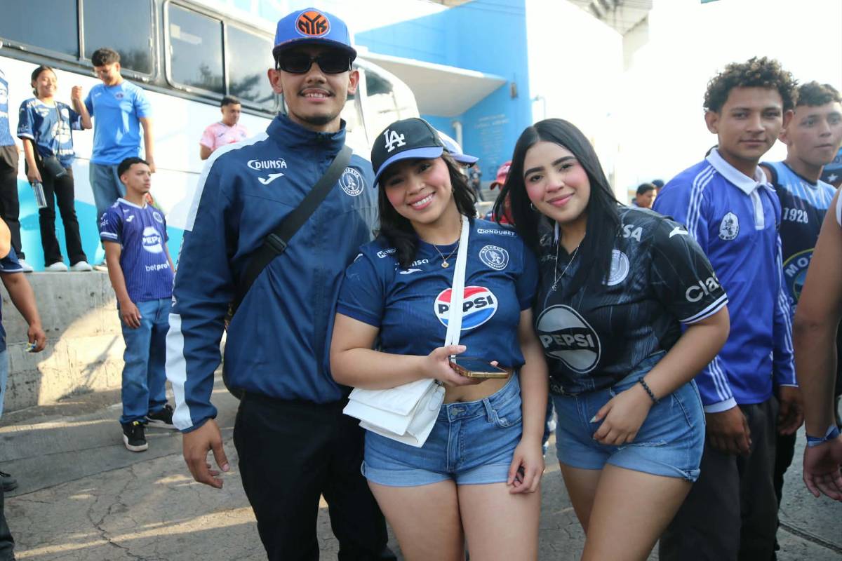 Chicas, niños y el sujeto que bajó del bus del Génesis previo al partido vs Motagua