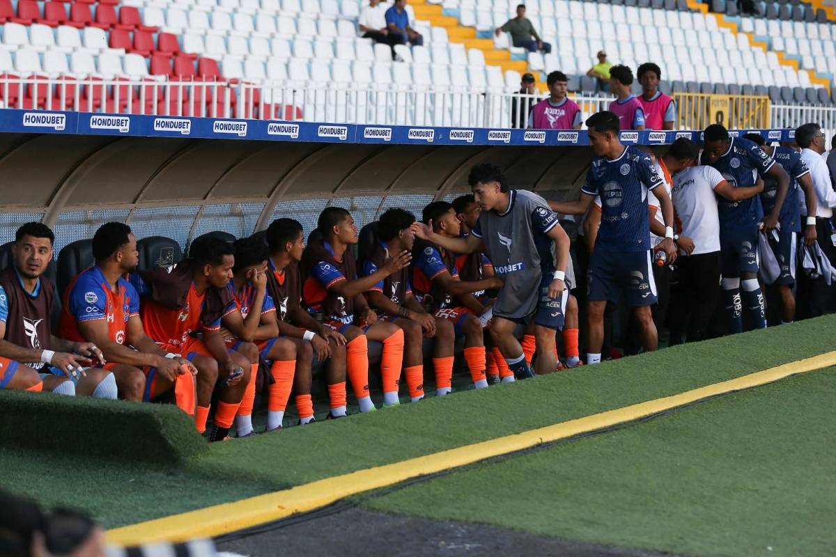 Llegando al Nacional se le avalanzaron a Moreira, las bellezas del Real España y el detalle de Jefryn Macías