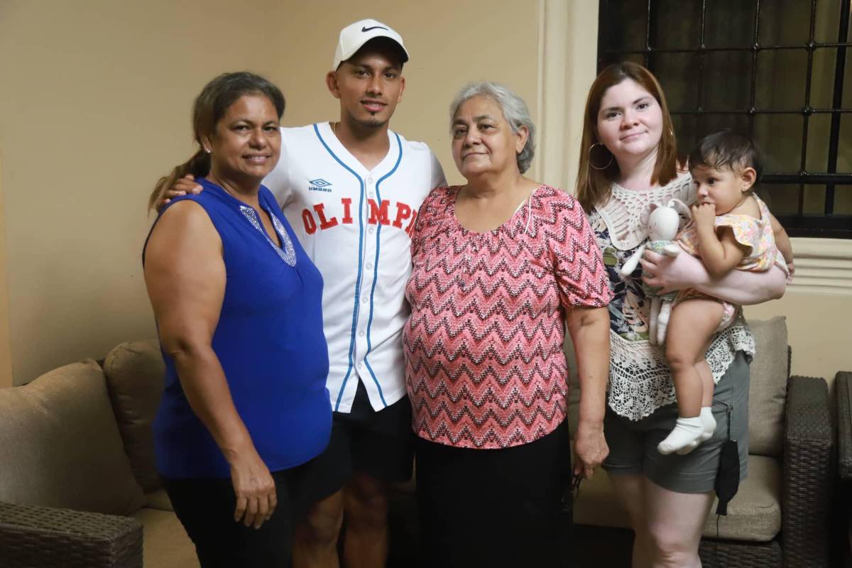 ¡De DIEZ! Entre piñatas y pastel celebró Edwin Rodríguez junto a la familia su cumpleaños anticipado y por el viaje a Grecia