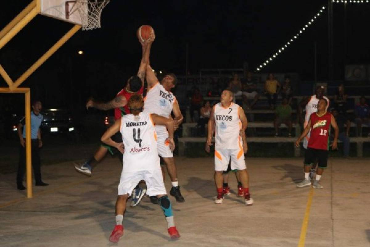 Llenazo en cancha para ver el debut de Rambo como jugador de baloncesto