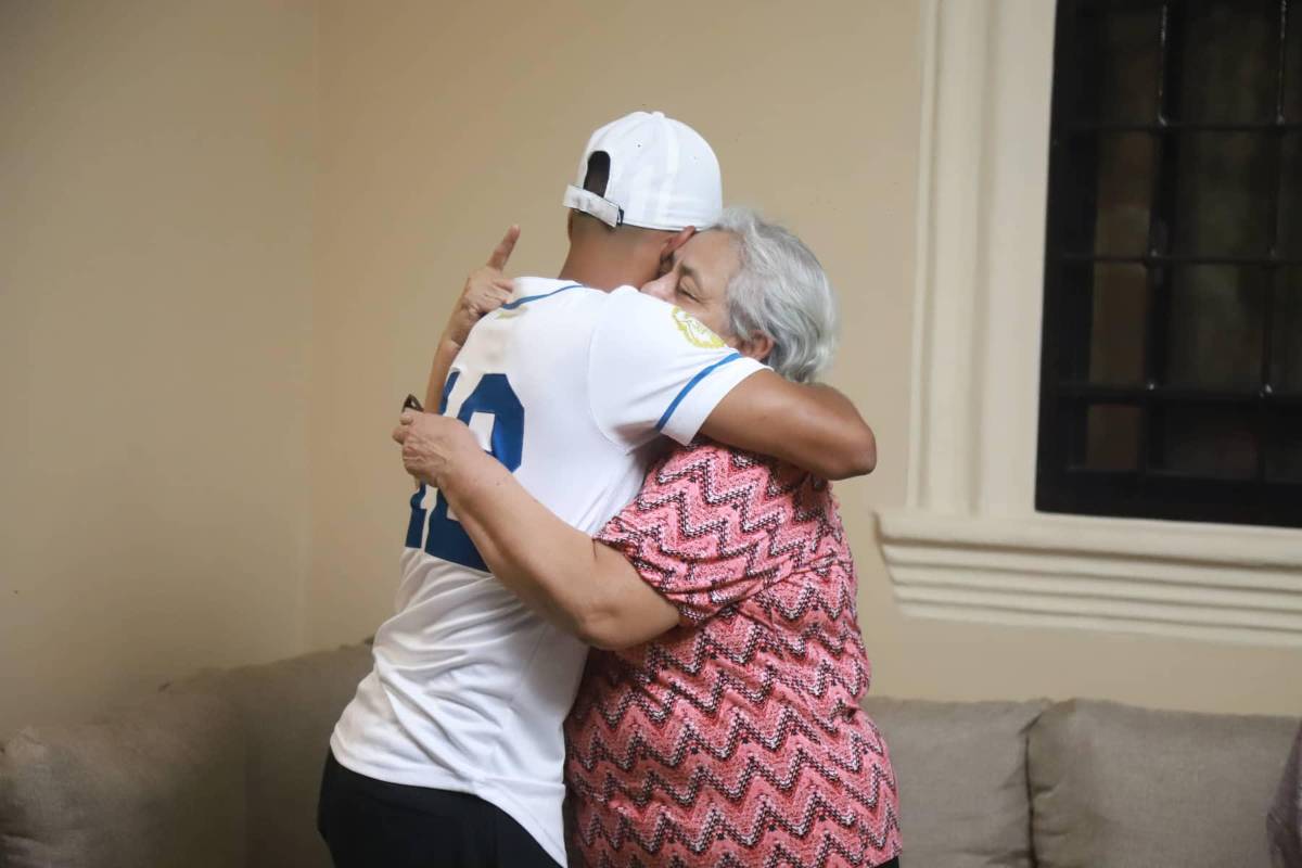 ¡De DIEZ! Entre piñatas y pastel celebró Edwin Rodríguez junto a la familia su cumpleaños anticipado y por el viaje a Grecia