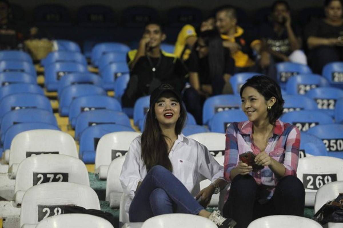 ¡HERMOSAS! Una Reina de Belleza entre las chicas lindas que asistieron a los estadios