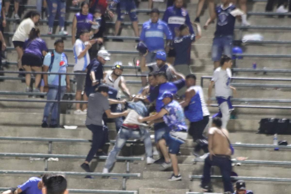 ¡Batalla campal entre aficionados del Motagua en amistoso en USA! La razón de los golpes y la policía intervino