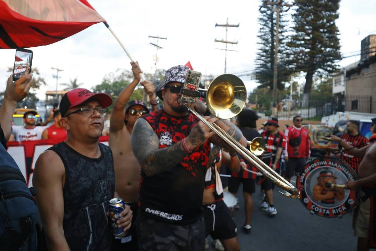 Ambientazo para el Motagua-Alajuelense y las muñecotas en el Estadio Nacional
