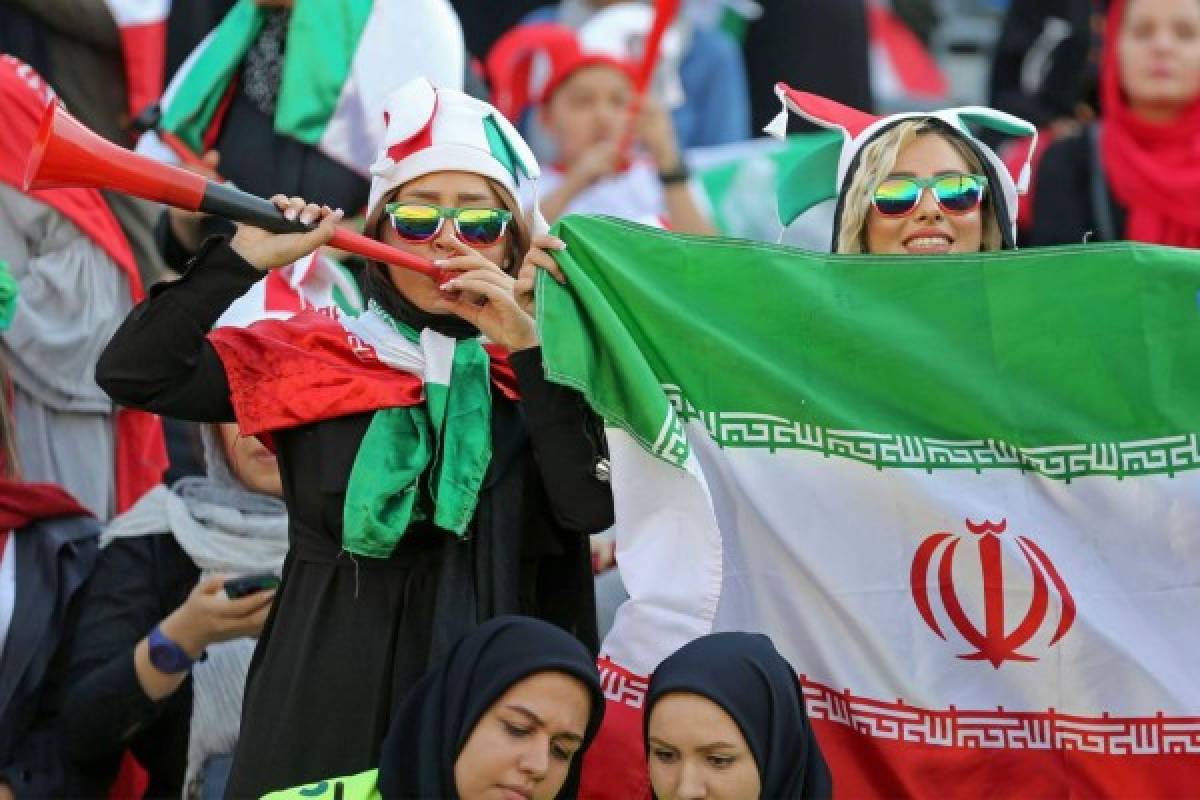 Euforia total: Por primera vez, mujeres asisten a un partido oficial de futbol en Irán