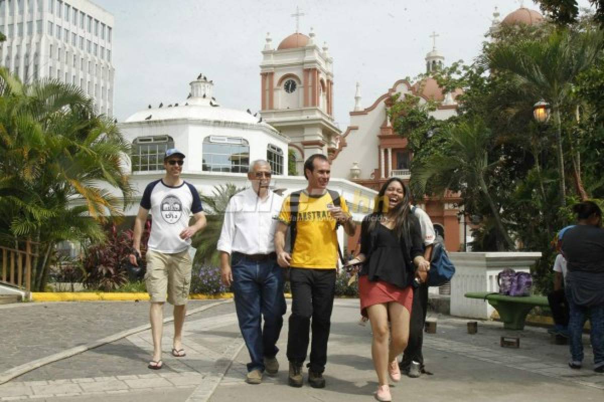 Aficionados australianos bailan punta y comen baleadas en San Pedro Sula