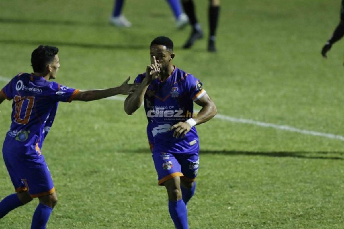 En fotos: Visita de lujo en el Vida-Motagua; el acrobático festejo de Omar Rosas y el cariñito de Nazar a su goleador