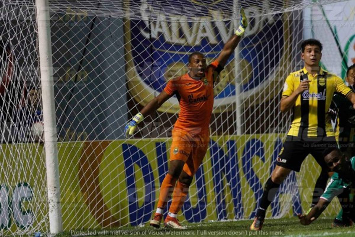 NO SE VIO: La dedicatoria de Costly, el colorido y las duras patadas