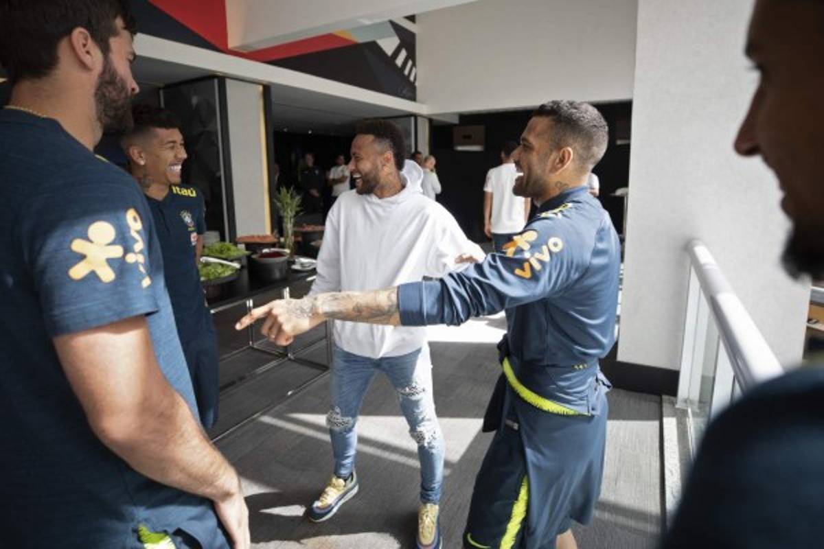 ¡Sorpresa! Neymar visita la concentración de Brasil previo al duelo ante Perú