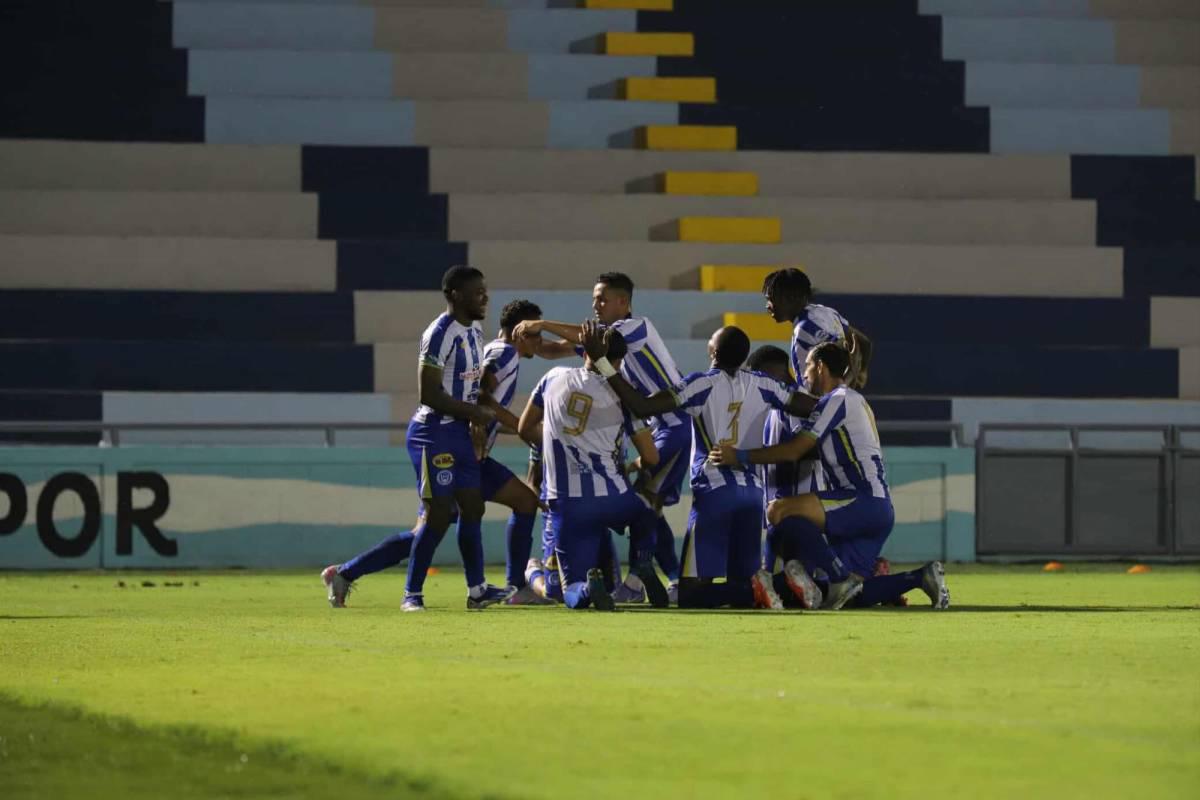 La épica remontada de Olimpia ante Victoria, Jhon Jairo no podía creerlo y las hermosas chicas en el Municipal Ceibeño