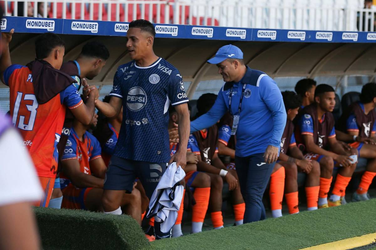 Llegando al Nacional se le avalanzaron a Moreira, las bellezas del Real España y el detalle de Jefryn Macías