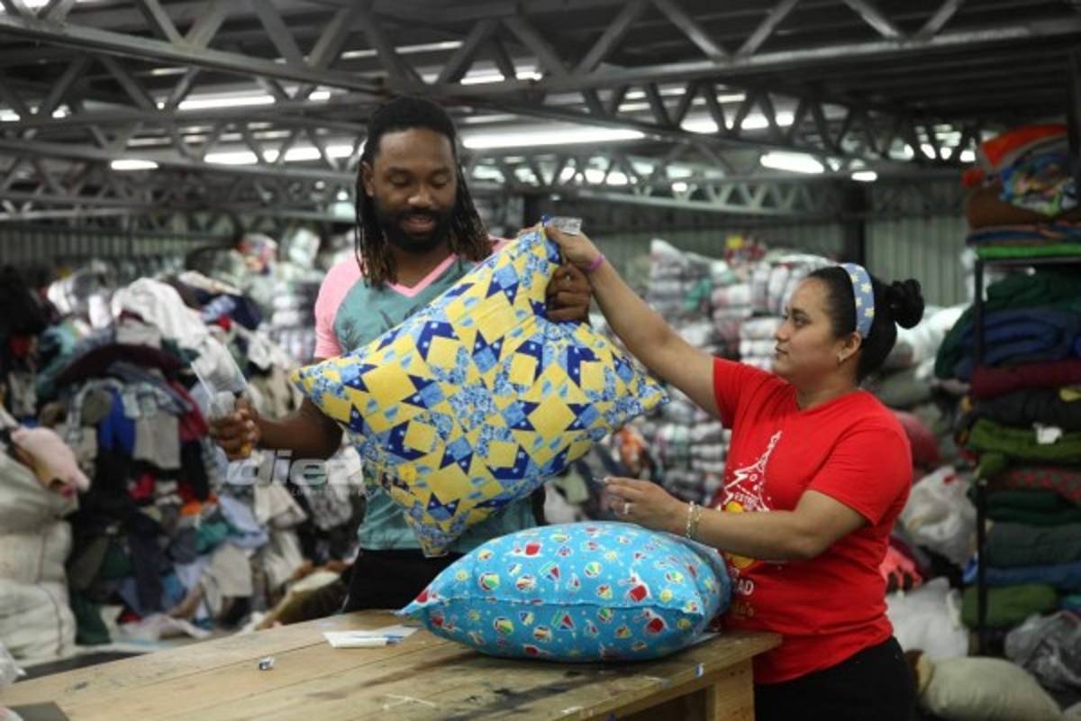 Así es el trabajo de Roy Smith cargando bultos y seleccionando ropa en una bodega de ropa