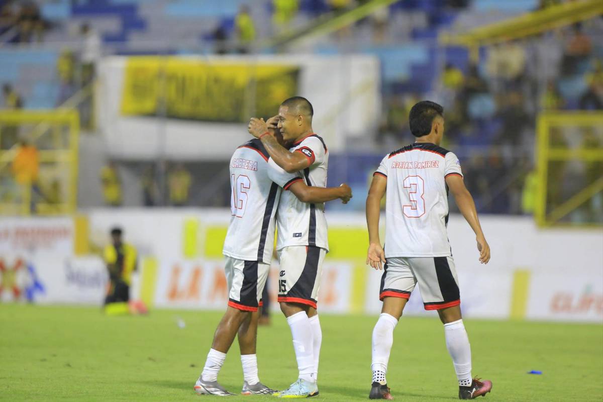 No se vio: Dos rojas, FVS salva el trabajo arbitral y Benavídez perdió la cabeza
