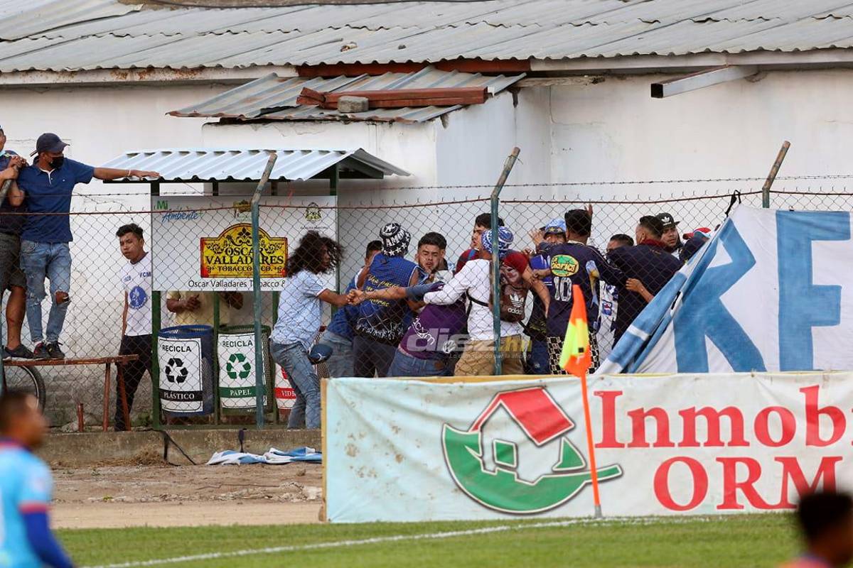 Pelea entre aficionados de Motagua, el saludo entre Vargas y Lavallén y la plática de jugadores de Olimpia y Real España
