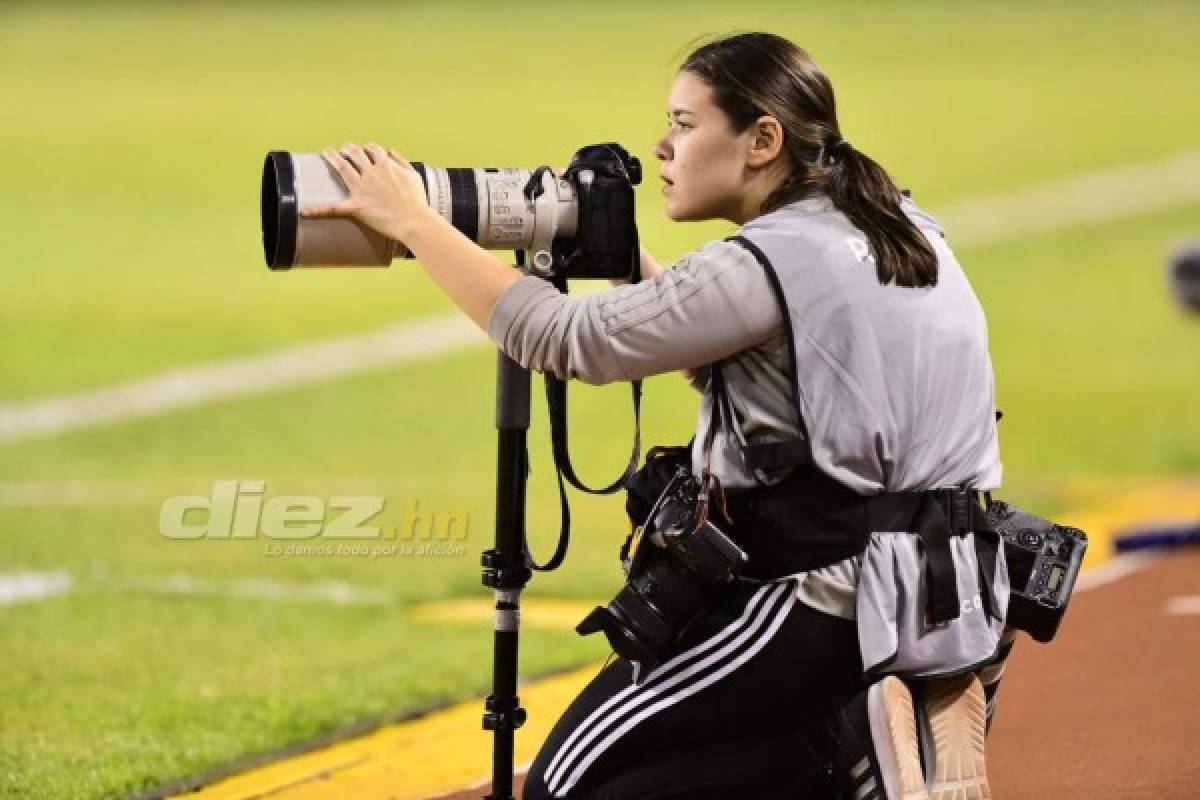 Las chicas, el gato negro y el ambientazo para alentar al Olimpia ante Seattle Sounders