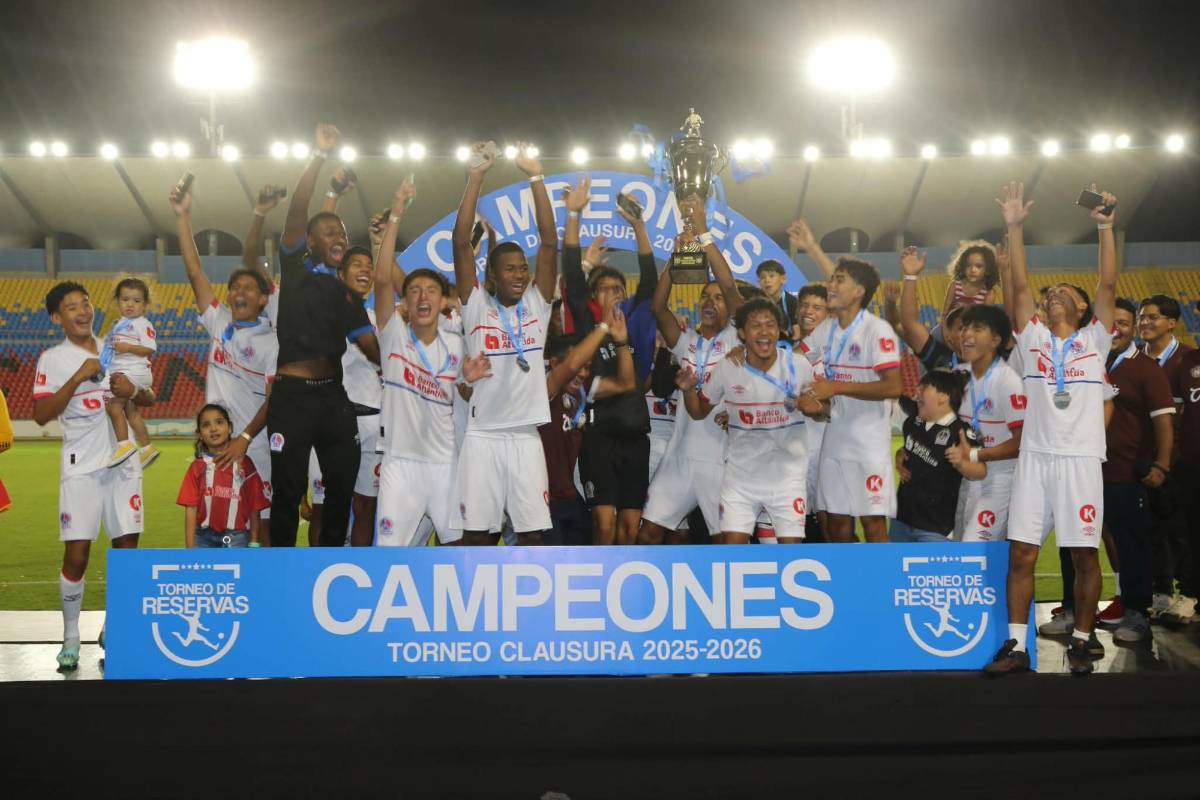 Imágenes: Olimpia celebró su título 11 en reservas y una leyenda los acompañó