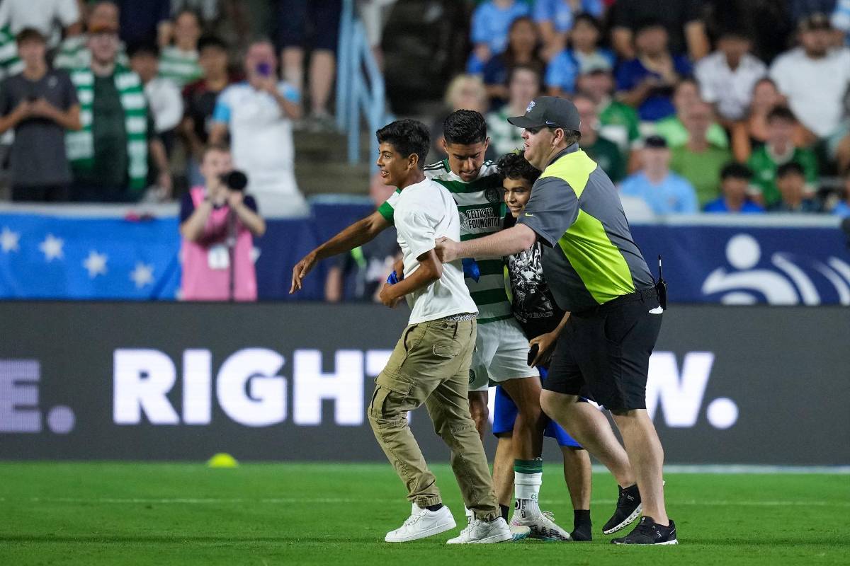 Amado Guevara sorprende a Luis Palma y Brendan Rodgers en la concentración del Celtic tras vencer al Manchester City