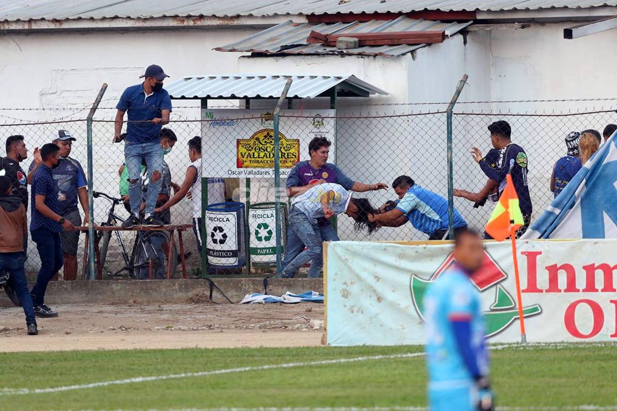 Pelea entre aficionados de Motagua, el saludo entre Vargas y Lavallén y la plática de jugadores de Olimpia y Real España