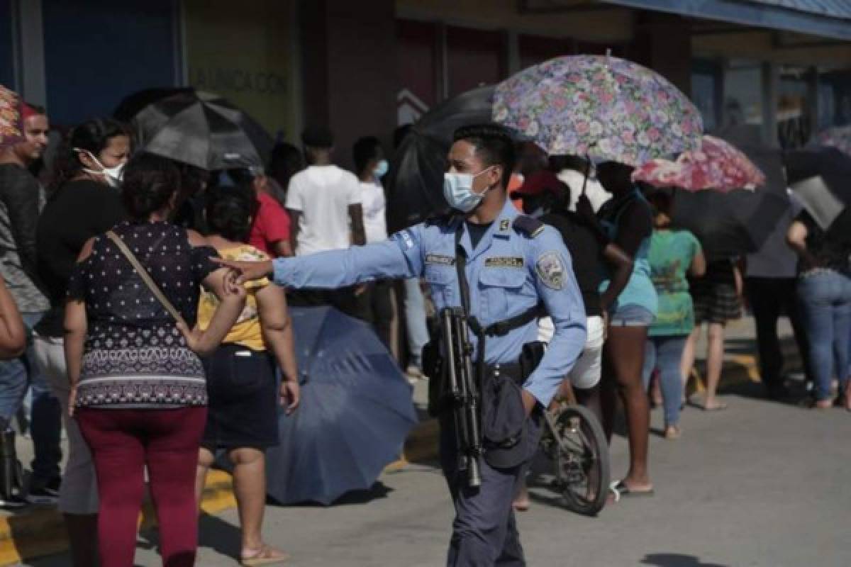 Bancos de Honduras vuelven a abarrotarse en pleno brote de coronavirus