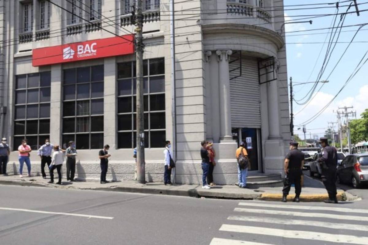 Salvadoreños comienzan a acatar la medidas de distanciamiento y Nayib Bukele lo presume